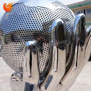 Sculpture en acier inoxydable de grande taille pour l'extérieur, miroir creux, main tenant la Terre, ornements, technique polie, scène pittoresque - Product Image 6