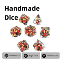 Set Dadu DND Resin Cair Transparan Buatan Tangan Grosir 7 Buah Dadu Polihedral Merah Hitam Angka Emas untuk Permainan Papan RPG TRPG