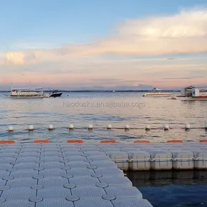 Piscina flotante de mar con escaleras, para tomar el sol