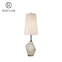 Lampe de table en albâtre géométrique, décoration de chambre d'hôtel de luxe, base en pierre facettée, tige en métal, luminaire en tissu, lampe de table d'accent LED
