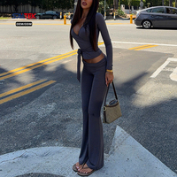 Ensemble 2 pièces pour femme : Crop top enveloppant à manches longues avec logo personnalisé et pantalon évasé à revers – Vêtements décontractés pour le streetwear