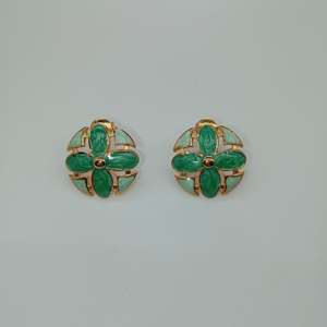 Boucles d'oreilles à clip tendance en acier inoxydable 316L avec placage or PVD et motif floral en émail vert - Product Image 1