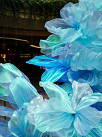 Installation géante en organza bleu effet cascade, décoration vague bleue dégradée pour l'atrium des centres commerciaux et les événements estivaux