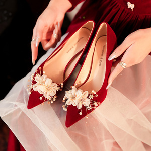 Chaussures de mariage rouges pour femmes, en velours, à talons hauts et épais, avec appliques florales, chaussures de mariée classiques - Product Image 2