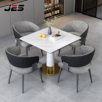 Ensemble table et chaises de restaurant commercial J2S, cadre métallique rembourré sur mesure, mobilier hôtelier pour projets hôteliers