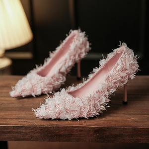 Zapatos de novia de tacón de aguja con punta en pico y decoración floral para vestido de novia, modelo Y25930. - Product Image 1