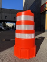Barrières de circulation en caoutchouc, barils de signalisation routière portables en plastique, bandes de signalisation de sécurité routière, barrières anti-collision pour chantiers, vente en gros