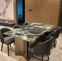 Dalles de table à manger en marbre vert turquoise - Surfaces de table en pierre naturelle polie pour les intérieurs de maisons et d'hôtels modernes et luxueux