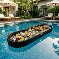 Plateau flottant ovale en rotin en gros avec cadre en aluminium épais, panier à nourriture pour piscine personnalisé, ensemble de plateaux flottants en rotin multi-formes