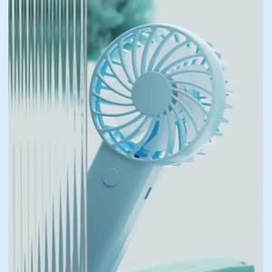 พัดลมมือถือขนาดเล็กแบบพกพาชาร์จไฟได้พร้อมความเร็วลมสามระดับสำหรับใช้ในรถกลางแจ้งในฤดูร้อนขายส่งโลโก้ที่กำหนดเอง - Product Image 4