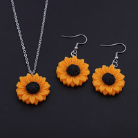 RINHOO Ensemble de bijoux hypoallergéniques en acier inoxydable pour femme, motif tournesol, collier et boucles d'oreilles pendantes en résine, accessoire de mode estival