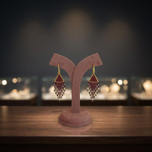 Pendientes de flecos con cuentas Miyuki Delica hechos a mano en rojo burdeos, dorado metálico y blanco perla, con borlas triangulares geométricas. - Product Image 4