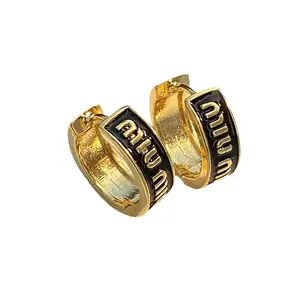 Latón de moda Oem Odm moda chapado en oro letra Miu marca colorido goteo esmalte aro Stud pendientes para mujer