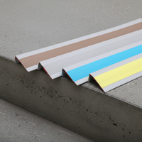 Profilé d'angle en aluminium en forme de L, installation moderne et pratique, bordure métallique argentée, écologique, antidérapant pour bois et béton