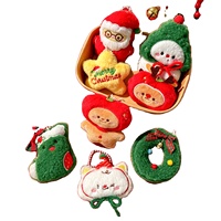 Décorations de Noël en peluche en gros : Adorables pendentifs de dessins animés (Père Noël, chat, bonhomme de neige, homme en pain d'épices) pour sapin de Noël, cadeau de fêtes