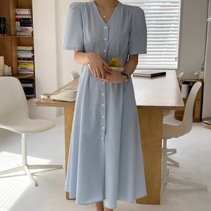 Robe longue élégante pour femme, décontractée, à carreaux vichy, col en V, boutonnée, manches courtes, coupe trapèze, taille plissée, pour l'été et les vacances - Product Image 1