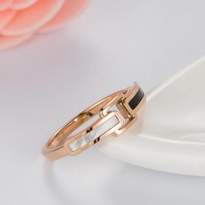 Neues Design Mode Damen Rosé<span class=keywords><strong>gold</strong></span> Verstellbarer Schmuck Gürtelschnalle Schwarz Weiß Muschel Edelstahl Ringe für Männer und Frauen - Product Image 6