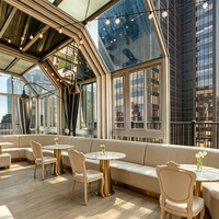 Véranda motorisée rétractable en aluminium robuste à grande portée avec toit coulissant automatique en verre pour terrasse de restaurant