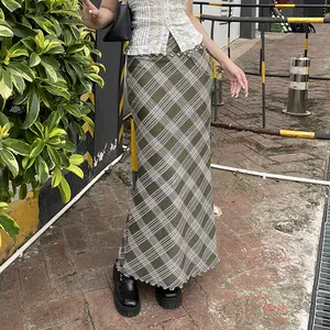 Уличная стильная клетчатая прямая зеленая юбка 2023 ранней осени Новая повседневная длинная юбка с низкой талией для женщин