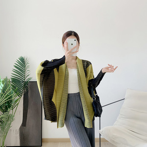 แจ็คเก็ตบอมเบอร์ทรงลำลอง รุ่นใหม่ประจำปี 2026 สำหรับฤดูใบไม้ร่วง ดีไซน์หรูหรา จับจีบเก๋ไก๋ สีกรมท่า เนื้อผ้ามีเท็กซ์เจอร์ แขนเสื้อทรงไม่สมมาตร  ผลิตจากโพลีเอสเตอร์ 100% - Product Image 3