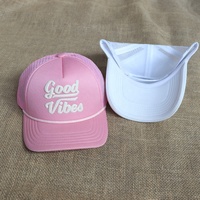 Casquettes de sport décontractées unisexes de haute qualité avec logo brodé en relief personnalisé, en mousse polyester, 5 panneaux, dos en maille, visière incurvée, style trucker