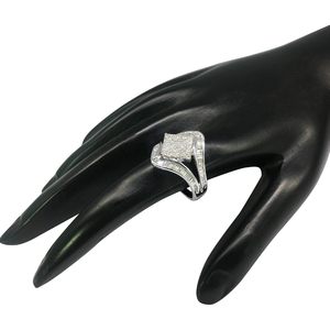 Anillo de Diamantes Jewelspaark, 1.80 Quilates Totales, Color J-K, Corte Brillante Redondo, Baguette, Plata de Ley 925, Anillo de Compromiso y Boda para Mujer - Product Image 4