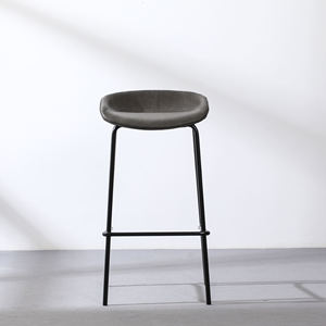<span class=keywords><strong>Tabouret</strong></span> <span class=keywords><strong>de</strong></span> <span class=keywords><strong>bar</strong></span> <span class=keywords><strong>industriel</strong></span> durable avec siège en similicuir gris, structure en fer <span class=keywords><strong>noir</strong></span> et repose-pieds pour usage domestique ou professionnel - Product Image 3