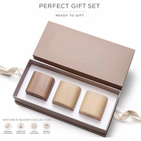 Ensemble cadeau de 3 bougies parfumées en cire de soja dans des pots carrés en céramique mate avec mèche en bois crépitante, senteurs Rose, Oud, Gardénia, pour l'arôme de la maison