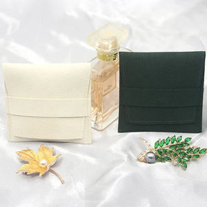 Pochette à bijoux carrée en microfibre avec logo personnalisé, fermeture à bouton, multicolore, avec design d'enveloppe à rabat pour un rangement et une présentation faciles - Product Image 3