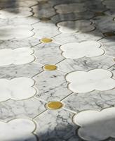 Mosaïque murale moderne en marbre Thassos blanc et vert, motif floral en pierre découpée au jet d'eau, avec métal laiton pour salle de bain et cuisine