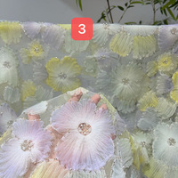 Tissu en dentelle de tulle brodé de fleurs colorées haut de gamme avec appliques et perles pour robe d'été pour enfant