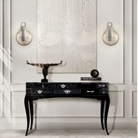 Table console élégante au design moderne avec verre transparent, accents en acajou et laiton, et tiroirs laqués faits à la main