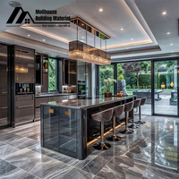 Îlot de cuisine moderne en quartzite avec évier et cuisinière pour l'intérieur, table d'îlot central ou cuisine