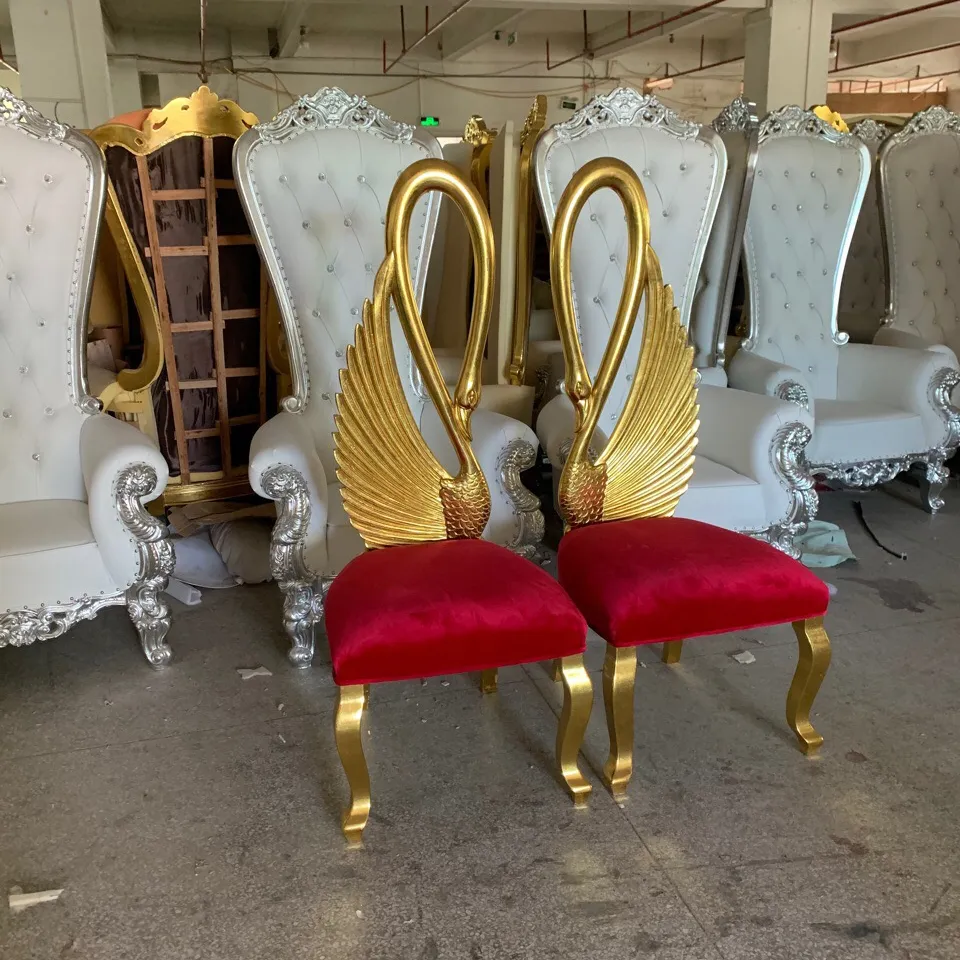 Commercio all'ingrosso di dimensioni personalizzate una sedia da pranzo in legno massello di colore banchetto di lusso sedia da festa per eventi di nozze d'oro