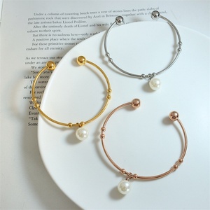กำไลข้อมือสแตนเลสวินเทจ ชุบทอง ประดับมุกเทียม - Product Image 6