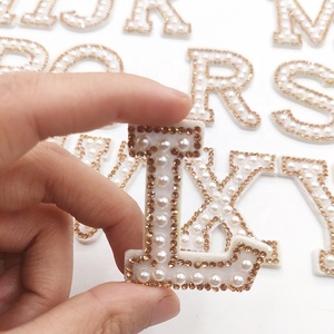 <span class=keywords><strong>Alphabet</strong></span> <span class=keywords><strong>perle</strong></span> or strass <span class=keywords><strong>repasser</strong></span> sur patchs Applique 3D fait à la main DIY Patch <span class=keywords><strong>lettre</strong></span> initiale strass patchs Applique - Product Image 1