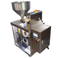 Machine d'emballage automatique pour sachets préformés de liquides (pâtes, jus de tomate, ketchup, sauces liquides) en sachets souples en plastique
