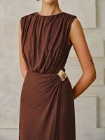 Robe longue marron sans manches pour femme avec détails dorés et taille froncée, idéale pour les soirées formelles