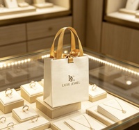 Sac cadeau en papier texturé à lignes horizontales de luxe avec poignée en ruban doré pour l'emballage de bijoux