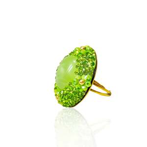 Anillo de acero inoxidable con piedras preciosas verdes, chapado en oro PVD, joyería sostenible y resistente para mujer, pieza de moda. - Product Image 1