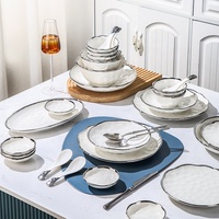 Service de vaisselle en céramique nordique moderne avec bordure argentée, assiettes et bols en porcelaine blanche de luxe pour la maison et les restaurants haut de gamme