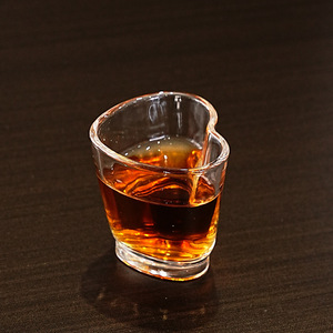 Directo de fábrica Logotipo personalizable Vaso de chupito en forma de corazón personalizado Diseño clásico Copa de vino pequeña para hoteles Embalado en caja - Product Image 5