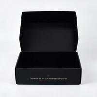 Boîtes d'expédition en carton ondulé noir mat personnalisées en gros avec logo en relief UV, emballage pour vêtements, boîte à courrier en papier
