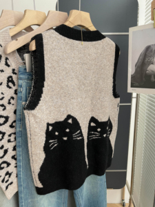 <b>Women</b> V Neck <b>Knit</b> Vest Cute Two Black Cat Jacquard Sleeveless Sweater Vintage Contrast Trim Loose Layering <b>Knit</b> <b>Waistcoat</b> - Product Image 4