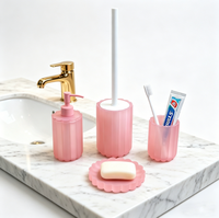 Ensemble d'accessoires de salle de bain en résine givrée côtelée rose, directement de l'usine : distributeur de lotion, porte-brosse WC, gobelet, porte-savon