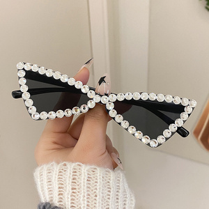 Precio de fábrica Cat Eye Gafas de sol Niños En forma de corazón Candy Color Diamond Crystal Gafas de sol Gafas pequeñas Negro Rojo para el verano - Product Image 3