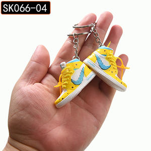 Llavero de PVC 3D Personalizado con Diseño de Zapatillas de Baloncesto Anime, Llavero de Plástico Suave para Venta al Por Mayor - Product Image 6