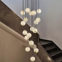 Lustre d'escalier personnalisé élégant et luxueux en albâtre Lampe globe en marbre Lampes d'escalier pour hôtel et villa Éclairage suspendu boule en spirale