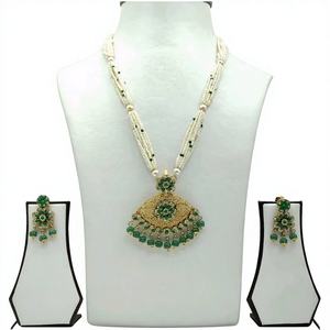 Ensemble de collier long élégant en argent perlé avec perles blanches, pierres vertes, pendentif traditionnel plaqué or et boucles d'oreilles assorties - Product Image 3
