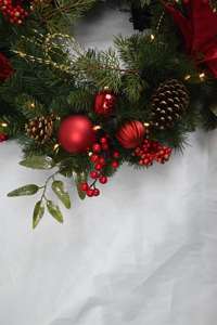 Couronne de Noël personnalisée pour la décoration de la maison, fleurs artificielles, cônes de pin naturels, fruits rouges - Product Image 4